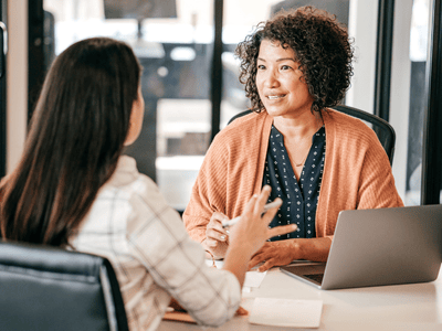 Ein Menopause Champion gibt im Job Wissen über die Wechseljahre weiter